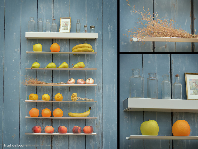 Fruitwall, los mejores fruteros modernos y de diseño para la cocina, colocado sobre pared de madera gris con ampliacion de 2 detalles. Esta lleno de frutas y verduras.